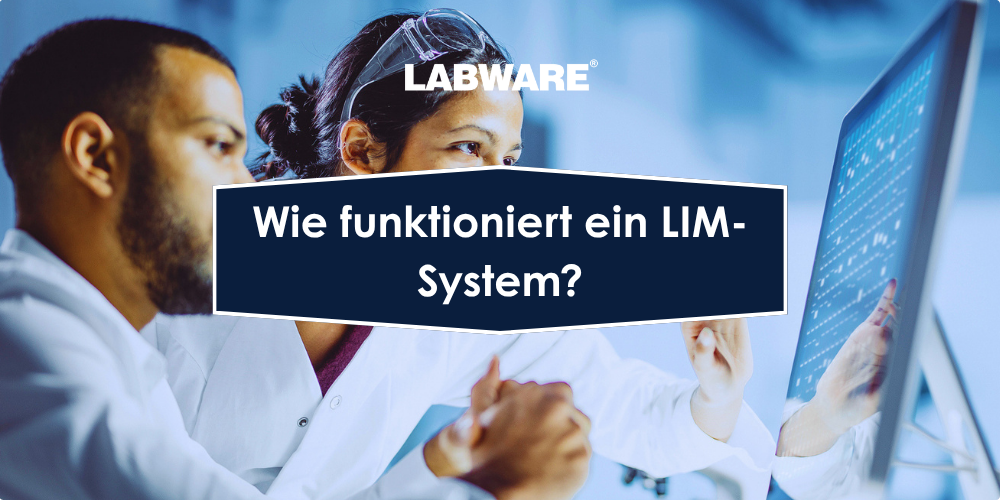 Laborfachkräfte, die Daten auf einem Bildschirm mit der Überschrift „Wie funktioniert ein LIMS?“ prüfen